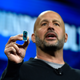 Gregory Bryant, de Intel, muestra un chip Ice Lake durante el CES 2019 de Las Vegas